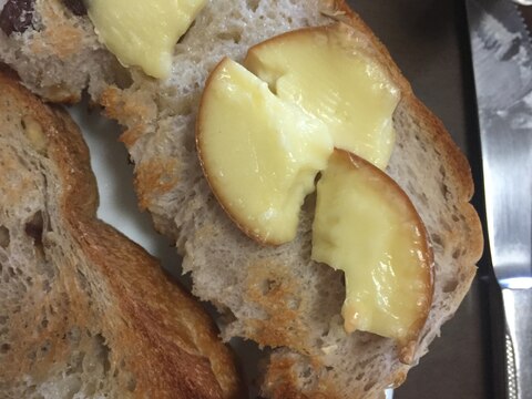 スモークチーズのこんがりバターパン